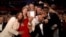 Un grupo de actores célebres se toma un "selfie" durante la entrega de los Premios Oscar.