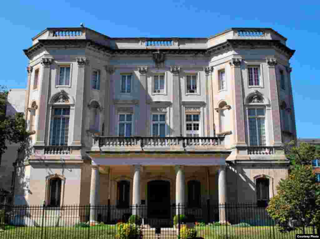 Vista de un cartel de bienvenida con la imagen del papa Francisco en La Habana. EFE