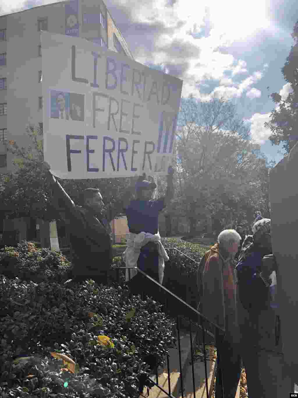 Exiliados cubanos se manifiestan en Washington para exigir la liberación de José Daniel Ferrer. (Foto: Michelle Sagué)