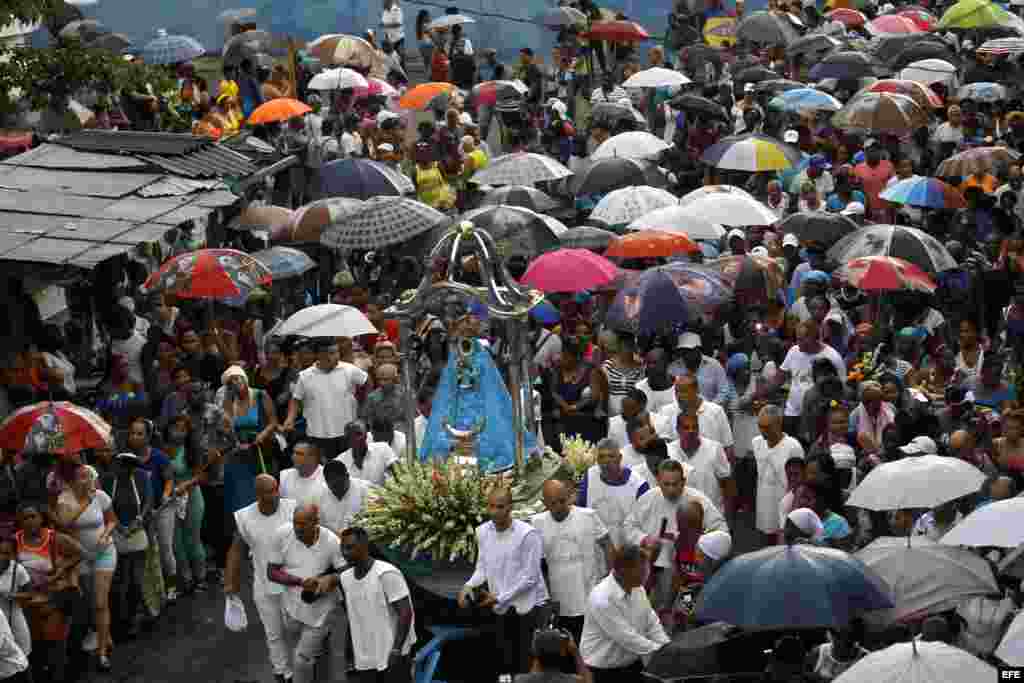 Habitantes del pueblo de Regla observan desde un balcón la procesión de la Virgen de Regla, patrona del pueblo habanero que lleva su nombre hoy, viernes 7 de septiembre del 2018, frente a la bahía de La Habana.