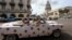  Turistas se pasean en un auto clásico cerca del Capitolio, en La Habana.
