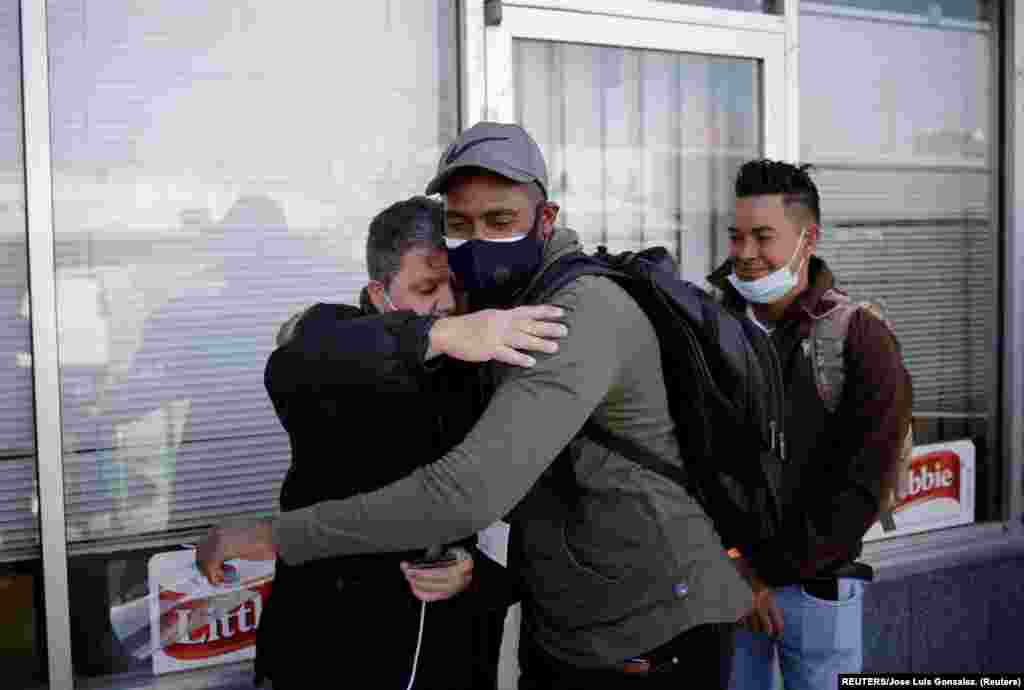 Pedro Luis Ruiz and Mikel Riviaux, migrantes cubanos bajo el Programa de Protección de Migrantes (MPP) por sus siglas en inglés, se despiden con un abrazo después de cruzar desde México la frontera hacia El Paso Texas, Estados Unidos y poder continuar sus trámites de asilo. Foto: tomada el 11 de marzo de 2021 por REUTERS/José Luis González.