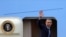 El presidente de EEUU, Barack Obama, se despide antes de abordar el Air Force One tras su visita a Birmania. Archivo.