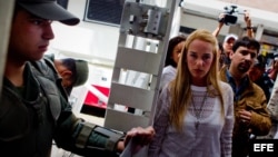 Lilian Tintori, esposa de Leopoldo López, permaneció en las inmediaciones del Palacio de Justicia.