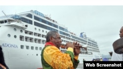 Reciben al Adonia con tradicionales cornetas chinas en Santiago de Cuba.