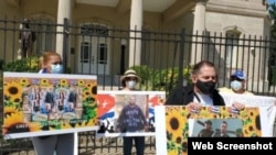 Mario Félix Lleonart junto a otros activistas protestan frente a la embajada de Cuba en Washington.