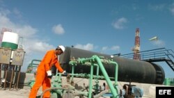 Archivo: Un trabajador repara tuberías en la capital