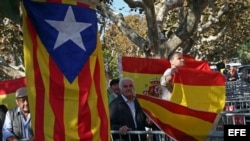 Un grupo de partidarios de la unidad de España protestan ante el Parlament de Cataluña por la aprobación hoy de la resolución conjunta de Junts pel Sí y la CUP que pretende ser el inicio del proceso hacia la independencia de Cataluña, una resolución que,