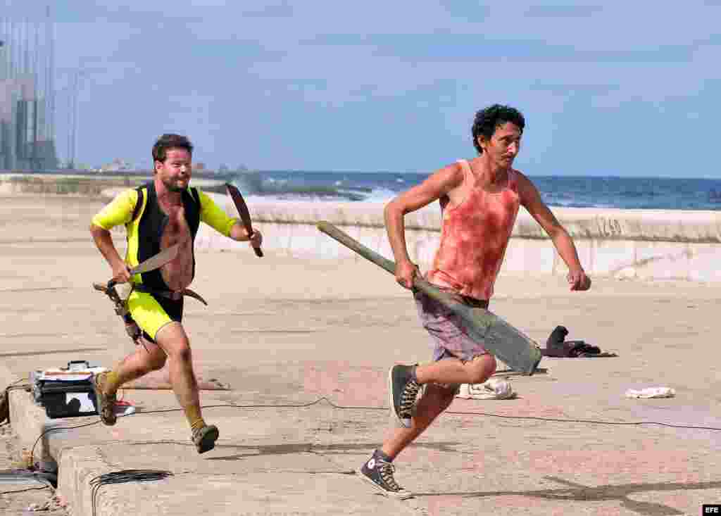 Jorge Molina (i) y Alexis Días de Villegas corren durante el rodaje de la coproducción cubano española "Juan de los muertos".