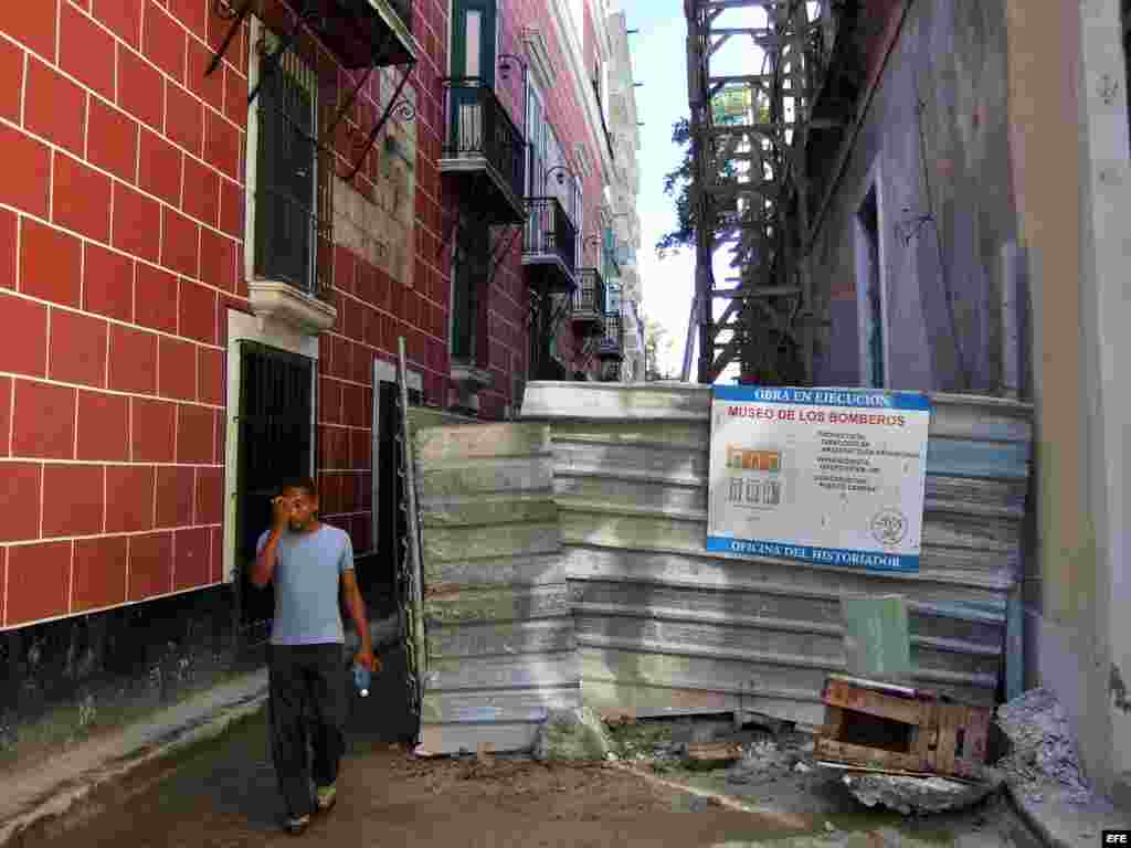 La Habana Vieja junto a un edificio en restauración