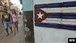 Una pareja camina por una calle en La Habana. EFE/Ernesto Mastrascusa
