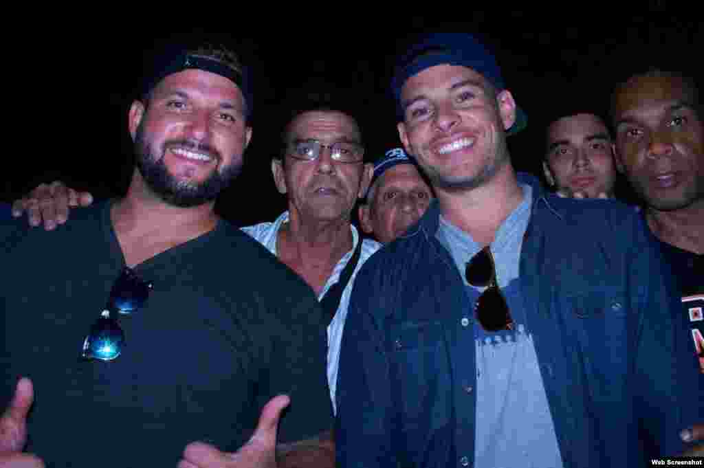 El pelotero cubano de los Atléticos de Oakland, Yonder Alonso, y el cubanoamericano Danny Valencia, de los Marineros de Seattle, visitaron en diciembre de 2016 el parque John Lennon, situado en la barriada de El Vedado, en La Habana, donde compartieron por espacio de cuatro horas con los integrantes de la Peña Deportiva MLB, que dirige Sergio Girat.  