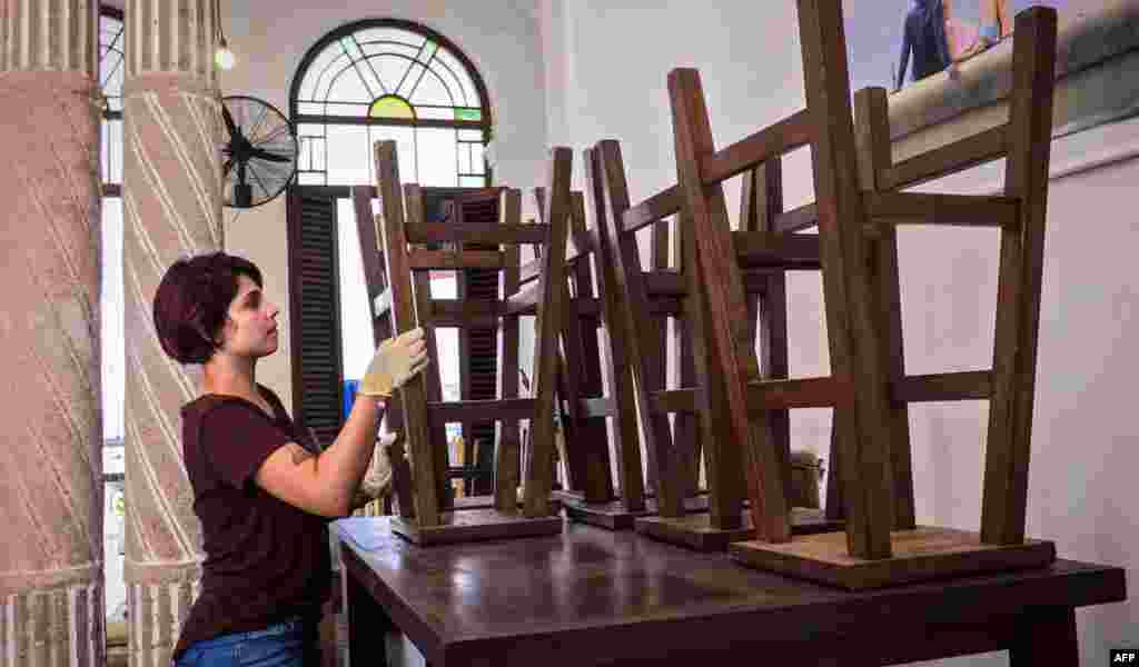 Loliet Gonzalez pone alista la paladar Nelson's Cafe. ADALBERTO ROQUE / AFP