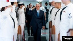 El vicepresidente Mike Pence visita el buque hospital Comfort en el Puerto de Miami antes de su partida a Latinoamérica.
