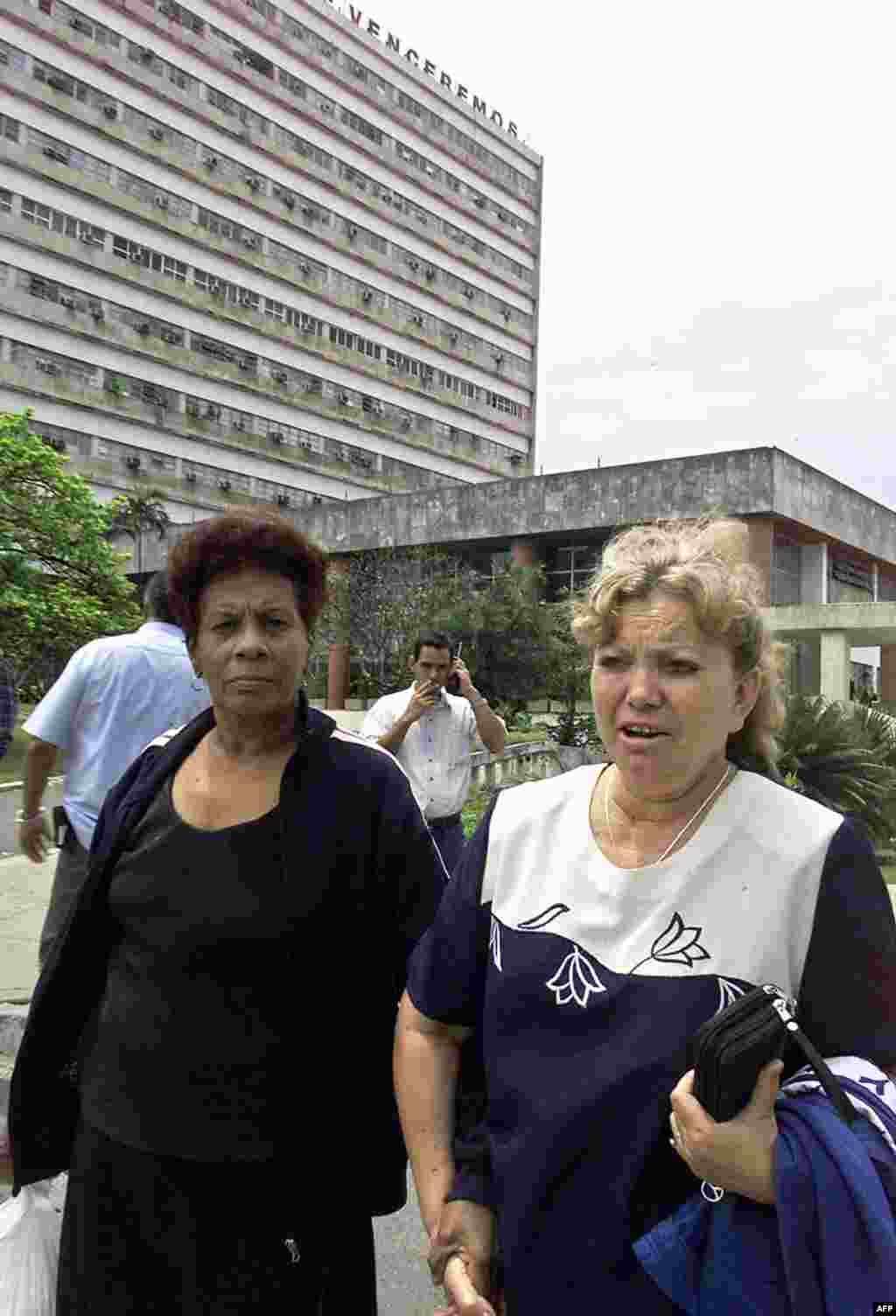 Laura Pollán Toledo(D), esposa del disidente Héctor Maseda Gutiérrez, para quien la Fiscalía pide 20 años de prisión, hace declaraciones tras abandonar el Tribunal Supremo de La Habana, donde esta siendo procesado junto a otros opositores, el 03 de abril