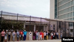 Cubanos hacen fila frente a la Embajada de EEUU en La Habana, este lunes 18 de marzo de 2019.