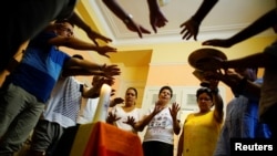 Activistas LGBTI apoyan el matrimonio gay en un servicio religioso en La Habana.