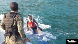 Unidades del Servicio Nacional de Fronteras de Panamá rescatan a migrantes en el Puerto de Obaldía, en Guna Yala.