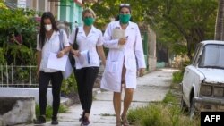 Naomi Ramos en el litoral habanero se toma una de sus fotos de quince. REUTERS/Alexandre Meneghini