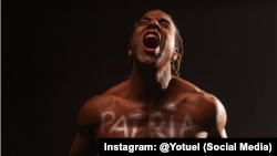 Yotuel en el video de la canción "Patria y Vida"