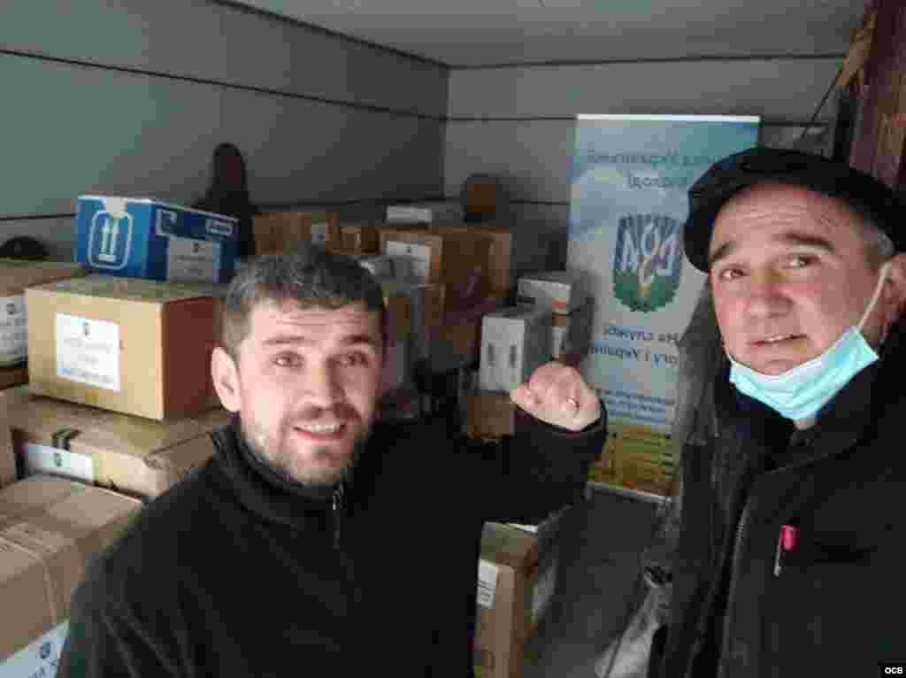 Voluntarios en Madrid preparando el envía a Ucrania.