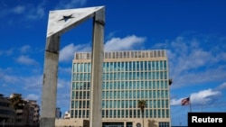La Embajada de EEUU en La Habana, al fondo, con la Tribuna Antimperialista delante, donde se centrará la marcha convocada por Díaz-Canel. (REUTERS/Amanda Perobelli/Archivo)