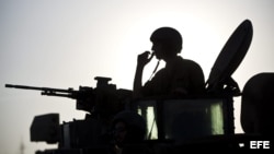 Carros de combate israelíes abandonan la base militar de Kissufim, cerca de la frontera con la Franja de Gaza, Israel.