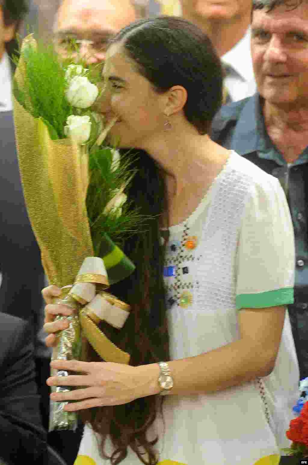 La disidente cubana Yoani Sánchez llega hoy, miércoles 20 de febrero de 2013, a la sede de la Cámara de Diputados, en Brasilia (Brasil)