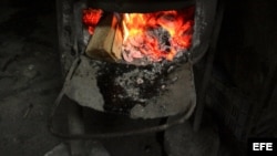 Foto de archivo de una cocina de leña.