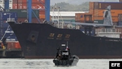Vista del barco norcoreano Chong Chon Gang atracado en el muelle de Manzanillo de la caribeña ciudad de Colón (Panamá).