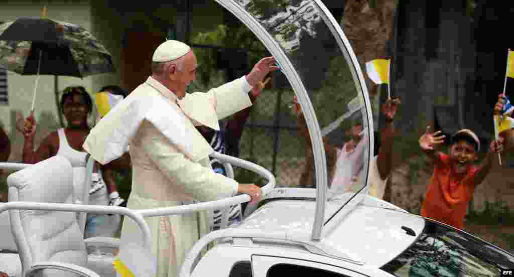 El Papa Francisco realiza un recorrido en papamovil al llegar a la ciudad de Santiago de Cuba (Cuba).