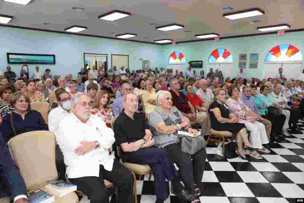 Asistentes a la presentación del libro “Biografía de un Hombre de Dios" que narra la vida de Monseñor Agustín Román en La Ermita de la Caridad en la Ciudad de Miami. Foto OCB / Roberto Koltun.