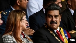 Nicolas Maduro y la primera dama de Venezuela Cilia Flores asisten a una ceremonia militar en Caracas.