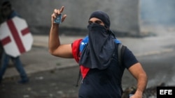 Manifestantes opositores se enfrentan a la Guardia Nacional Bolivariana (GNB) el miércoles 3 de mayo de 2017, en Caracas (Venezuela). Un joven venezolano de 17 años murió y más de 180 personas resultaron heridas este miércoles, entre ellas seis diputados
