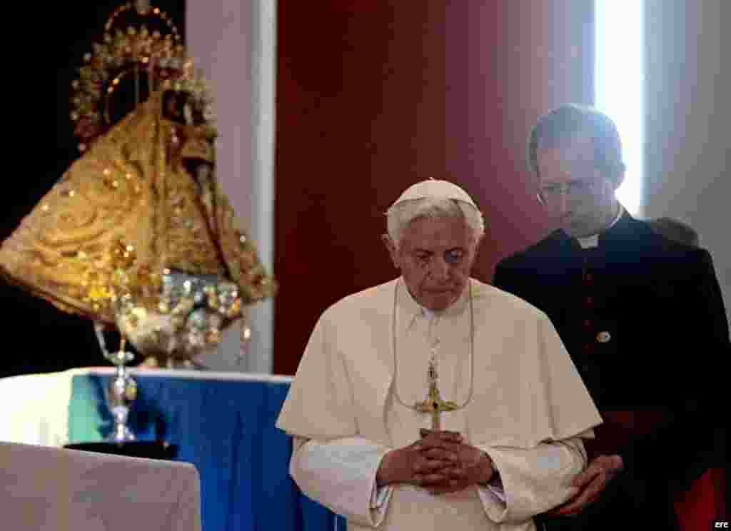 El papa Benedicto XVI durante su visita al Santuario de la Virgen de la Caridad del Cobre, en Santiago de Cuba, el martes 27 de marzo de 2012.