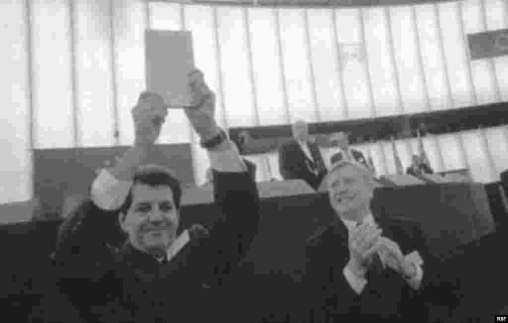 En el 2002 los cubanos supieron que el fundador del Movimiento Cristiano Liberación, Oswaldo Payá, fue premiado por el Parlamento Europeo con el premio Andrei Sajarov. Radio Martí amplificó su discurso en la ceremonia de premiación el 17 de diciembre de 2002.