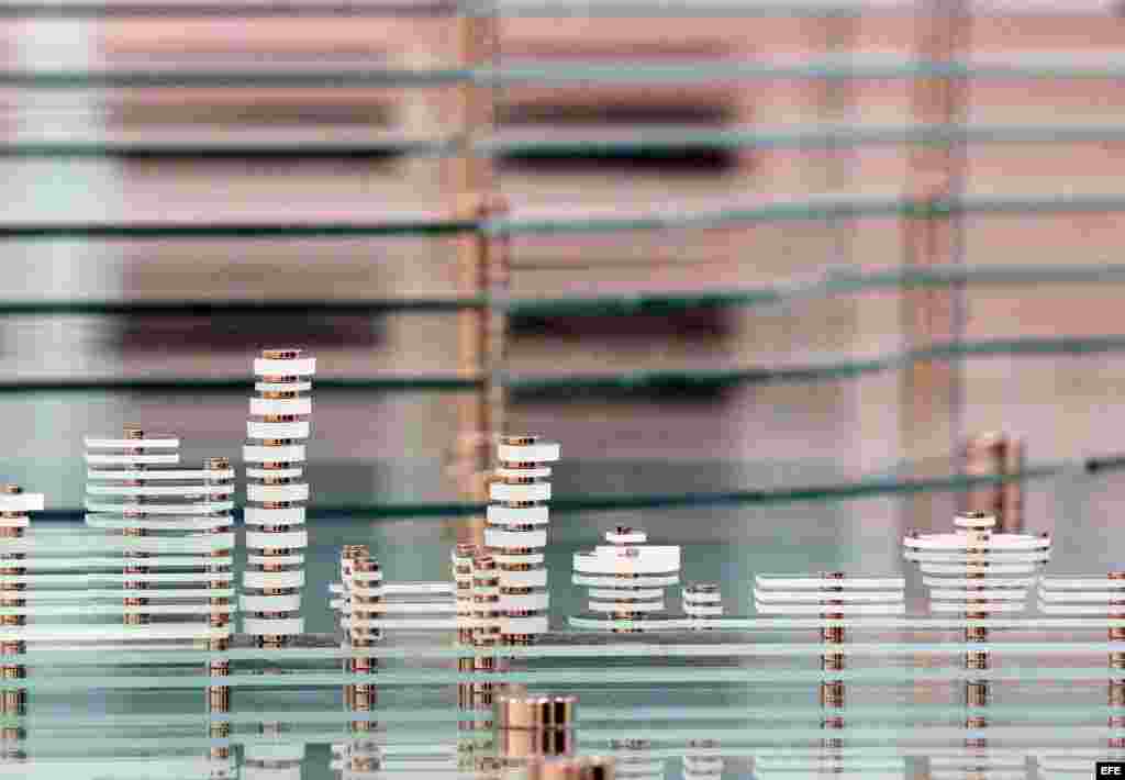 Detalle de la obra "Proyecto Frágil" del artista cubano Carlos Garaicoa que forma parte de la exposición "Orden aparente (poético-político)", una muestra comisariada por Vicente Todolí, que recoge piezas únicas del autor que se exhiben en la Fundación Botín.