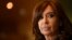 Fernández de Kirchner niega los cargos en su contra y aduce que es una perseguida de sectores judiciales confabulados con intereses políticos.