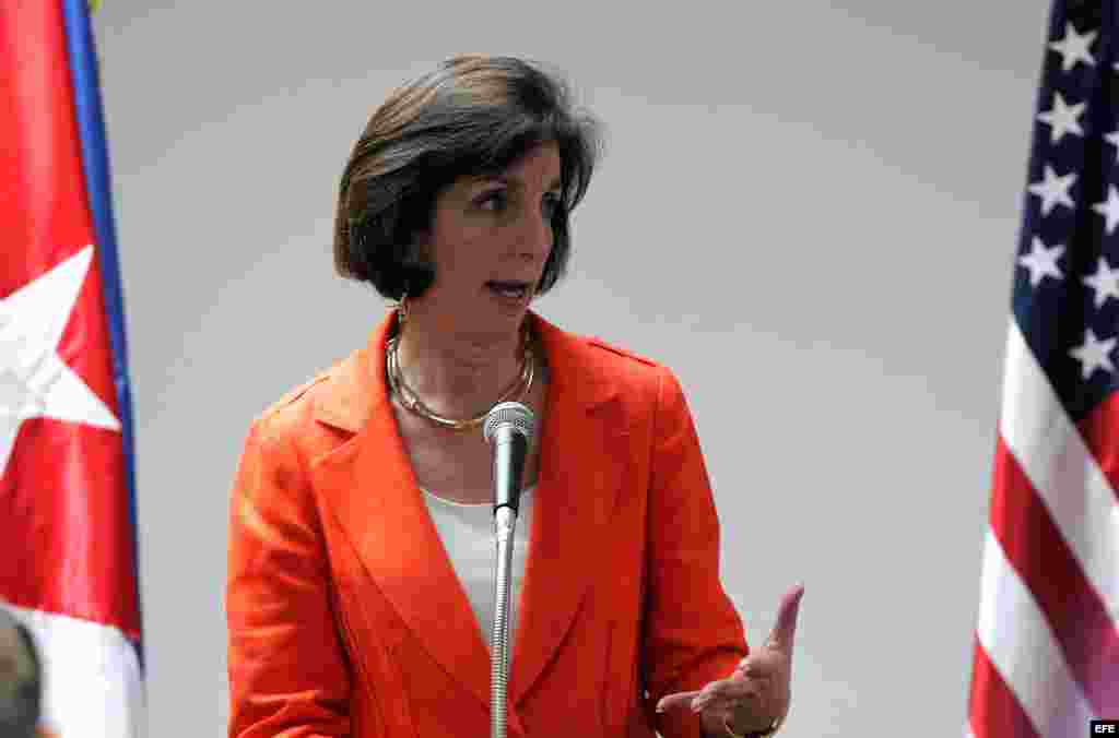 La secretaria de EE.UU. para América Latina, Roberta Jacobson, camina antes de ofrecer una rueda de prensa el 22 de enero 2015.