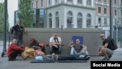 El biólogo cubano Ariel Ruiz Urquiola rodeado de simpatizantes. (Foto cortesía de Yann Gross).