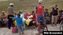 Santiagueros esperan fuera de sus viviendas a que pase la actividad sísmica.