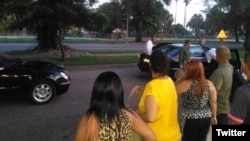 La caravana presidencial para para dar botella en una parada de Playa, en La Habana.