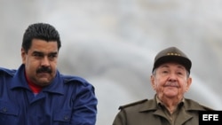 Raúl Castro (d) y Nicolás Maduro (i). Foto Archivo.