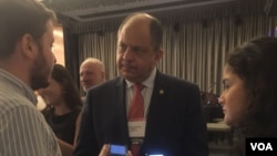 El presidente de Costa Rica responde preguntas a la prensa en LASA 2016.