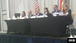 Participantes en el foro "¿Gobiernos revolucionarios o Estados mafiosos?" (izq a der) Laura Rojas, Bolivia; José Dávila (Nicaragua);Miguel Angel Martín (Venezuela); Rosa María Payá (Cuba); Enrique Sáenz (Nicaragua); y Vilma Petrash (Venezuela)