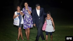 Foto de archivo del presidente de Estados Unidos, Barack Obama (2d), su esposa, la primera dama, Michelle Obama (2i), y sus hijas Sasha (d) y Malia (i).