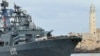 El cazasubmarinos de la armada rusa "Almirante Chabanenko", pasa junto al faro del Castillo del Morro, mientras entra en la bahía de La Habana (Cuba) hoy, 19 de diciembre de 2008. El buque arribó a Cuba con toda su tripulación formada en cubierta, en la p