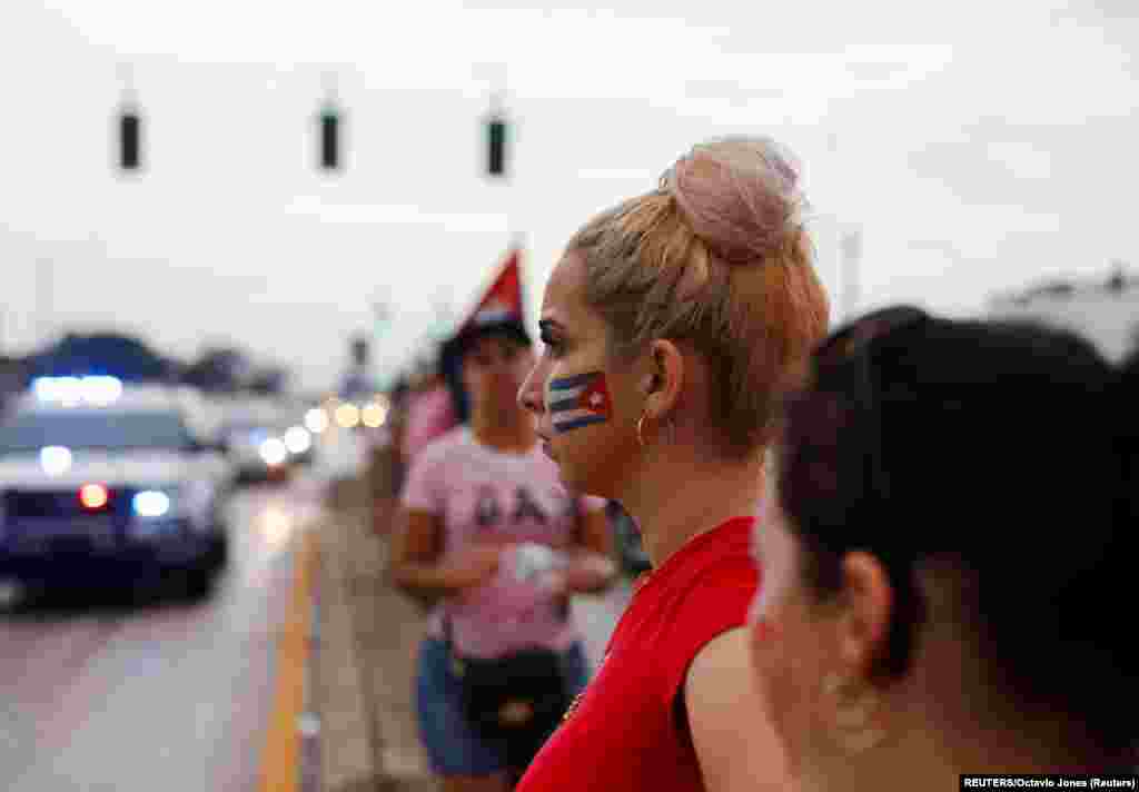 Una mujer con una bandera cubana pintada en su mejilla, protesta en contra del gobierno cubano en Tampa. Foto: REUTERS/Octavio Jones..