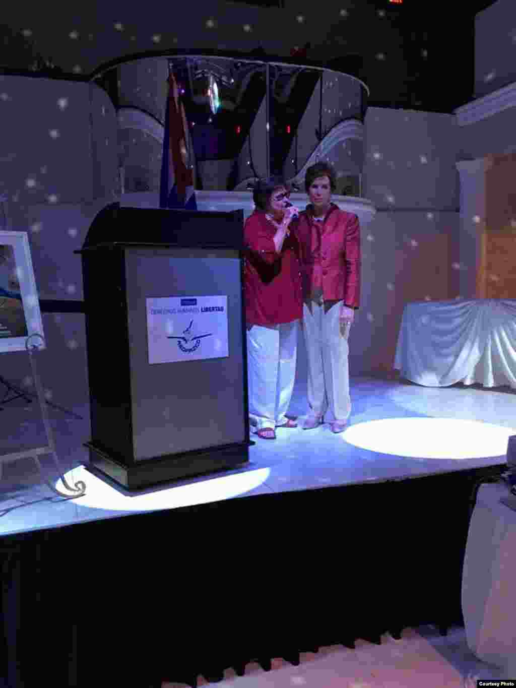 Cary Roque (iz) junto a Maripaz Martínez Nieto en el acto a las ex presas políticas.