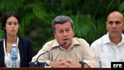 El negociador jefe del ELN Pablo Beltrán (c) en el V ciclo de diálogos entre Gobierno de Colombia y ELN, en La Habana.
